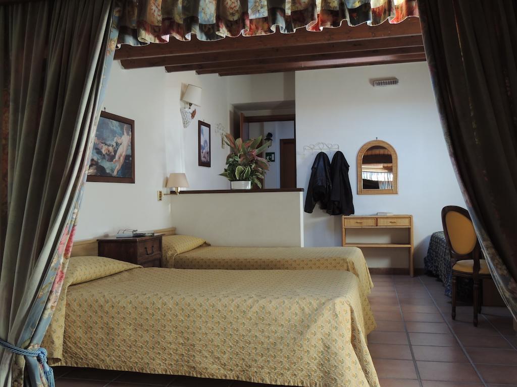 Вилла Country Relais I Due Laghi Ангвиллара-Сабация Номер фото