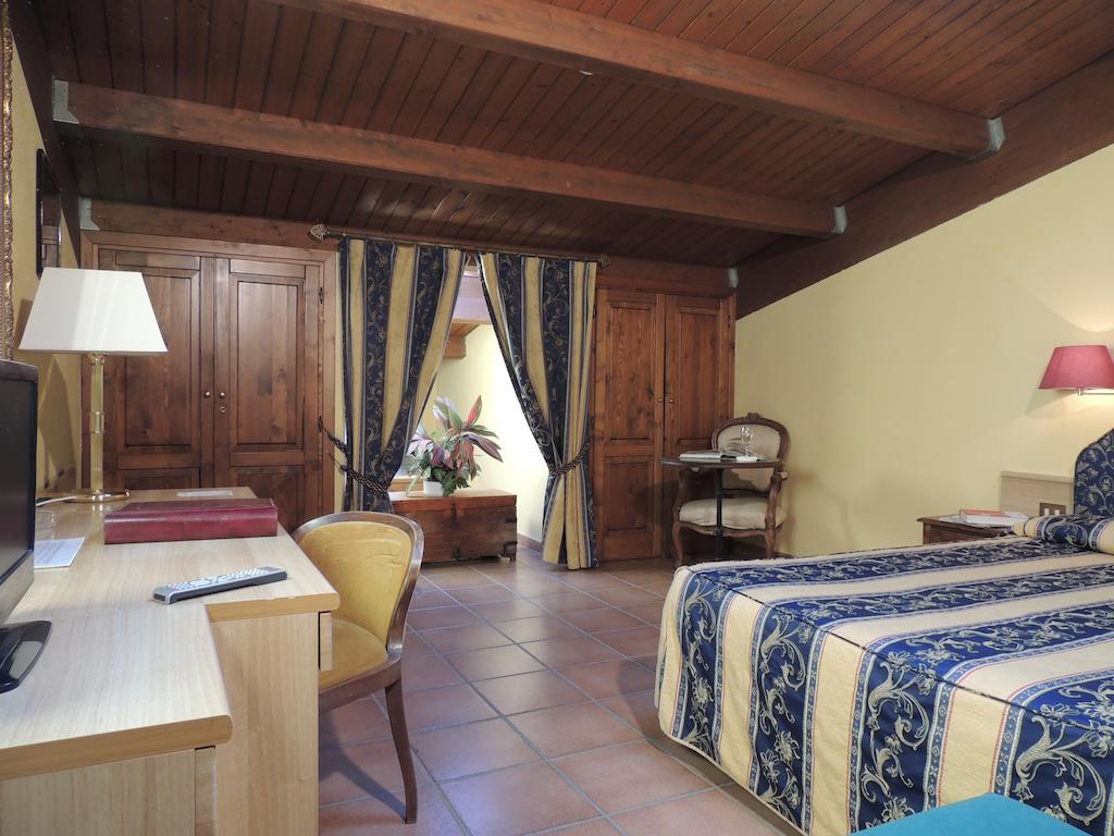Вилла Country Relais I Due Laghi Ангвиллара-Сабация Номер фото