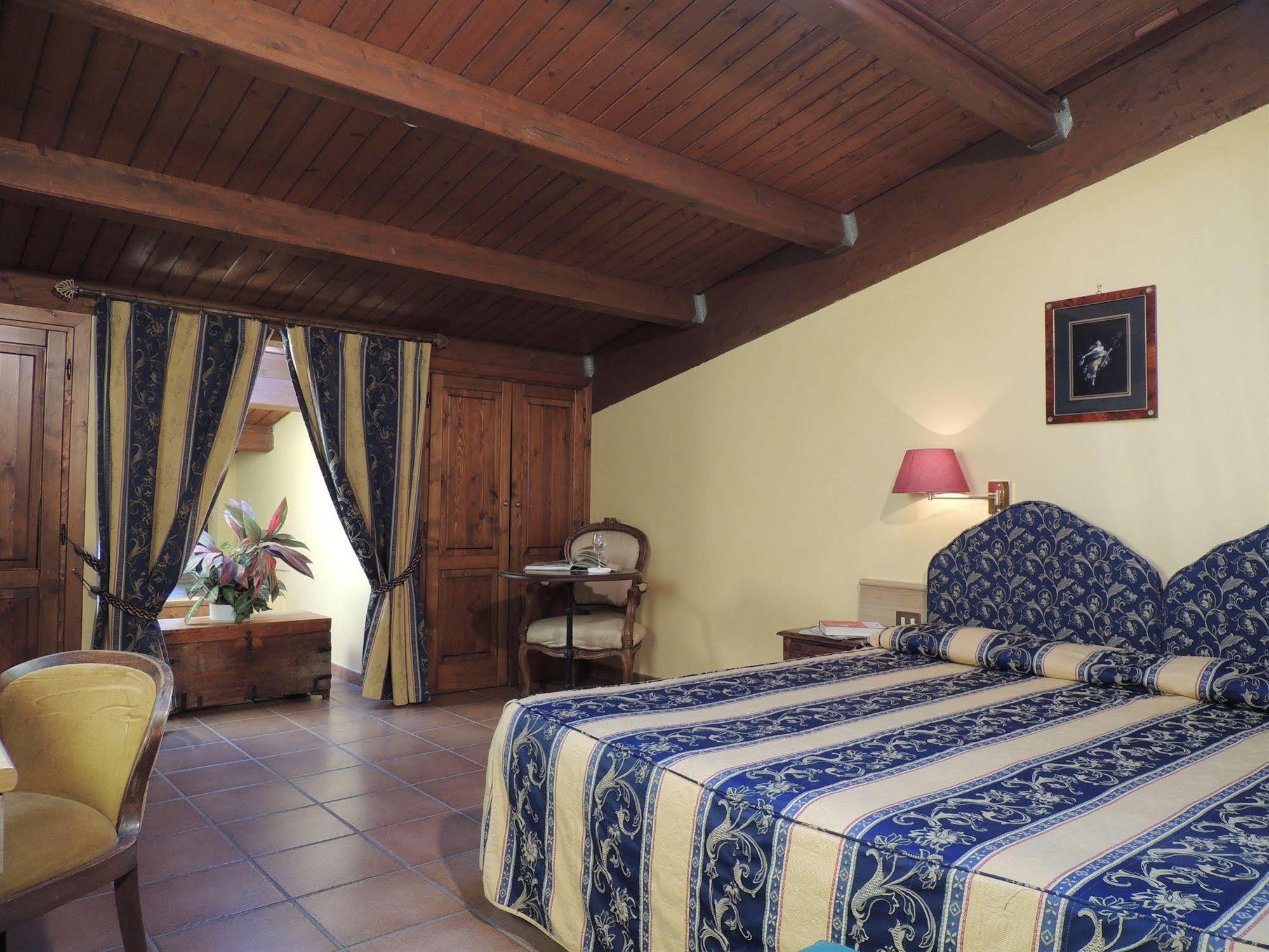 Вилла Country Relais I Due Laghi Ангвиллара-Сабация Экстерьер фото