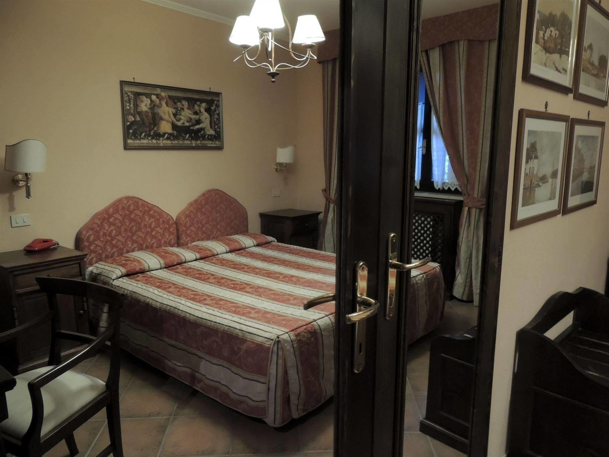 Вилла Country Relais I Due Laghi Ангвиллара-Сабация Экстерьер фото